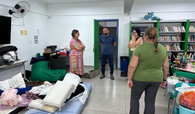 Escolas municipais de Ilhabela acolhem famílias e distribuem kits de alimentação para crianças em vulnerabilidade