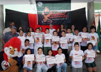 Ilhabela certifica cerca de 500 alunos pelo PROERD em 2025