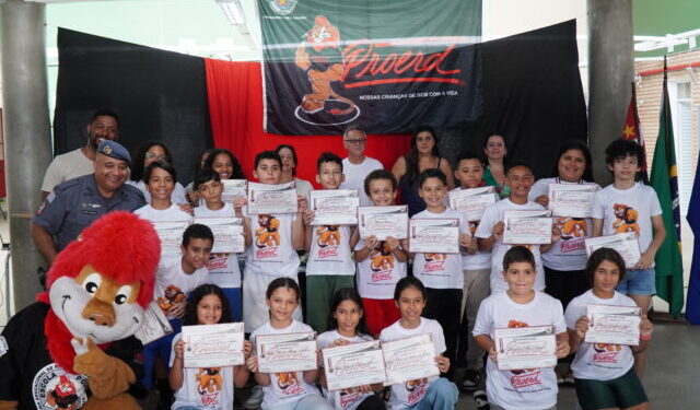 Ilhabela certifica cerca de 500 alunos pelo PROERD em 2025