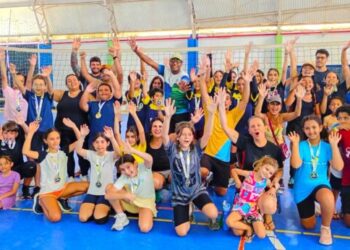 Ilhabela fecha temporada das escolinhas esportivas com festival de vôlei e quadra cheia