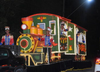 Parada de Natal emociona famílias de Ilhabela com desfile de carros natalinos pelas ruas da cidade