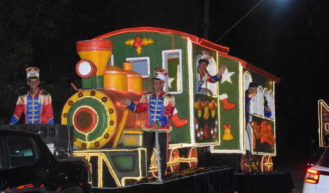 Parada de Natal emociona famílias de Ilhabela com desfile de carros natalinos pelas ruas da cidade