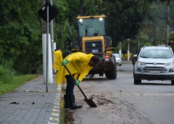 Prefeitura de Ilhabela intensifica ações de limpeza e desobstrução após fortes chuvas