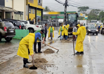 Prefeito Toninho Colucci vistoria áreas afetadas em Ilhabela e cobra restabelecimento do abastecimento de água após fortes chuvas