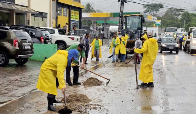 Prefeito Toninho Colucci vistoria áreas afetadas em Ilhabela e cobra restabelecimento do abastecimento de água após fortes chuvas