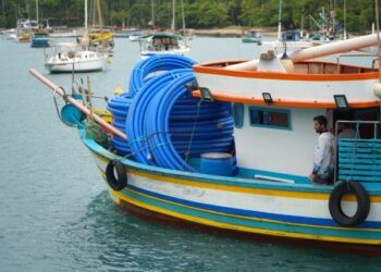Após cobranças da Prefeitura de Ilhabela, Sabesp envia as primeiras tubulações do projeto de dessalinização da água do mar na Ilha da Vitória