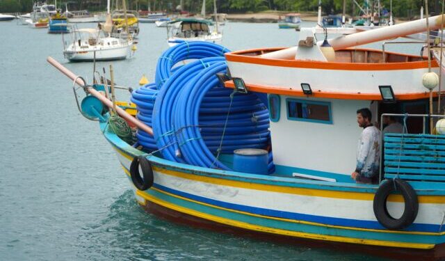 Após cobranças da Prefeitura de Ilhabela, Sabesp envia as primeiras tubulações do projeto de dessalinização da água do mar na Ilha da Vitória