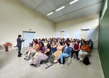 Formação de coordenadores técnicos é concluída com palestra de especialista em educação pública