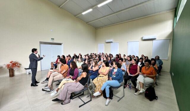 Formação de coordenadores técnicos é concluída com palestra de especialista em educação pública