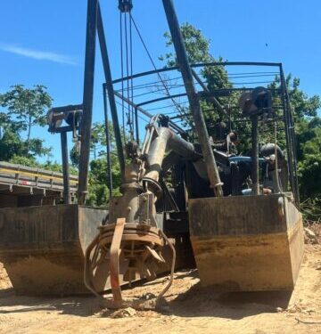 Ilhabela avança no desassoreamento do Ribeirão Água Branca com chegada de maquinário