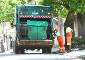 Ilhabela mantém ajustes na coleta de lixo durante a temporada para garantir mais eficiência e organização urbana