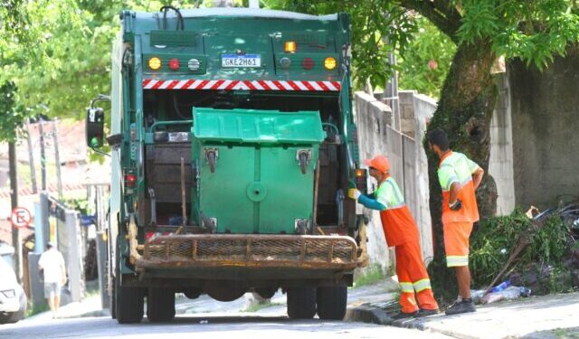 Ilhabela mantém ajustes na coleta de lixo durante a temporada para garantir mais eficiência e organização urbana