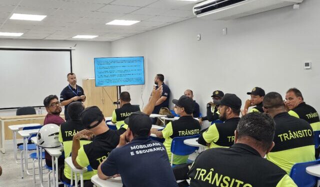 Ilhabela realiza capacitação sobre resolução do Contran voltada para veículos autopropelidos e ciclomotores