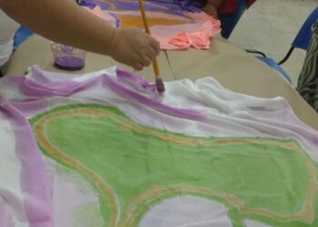 Janeiro Branco: Ilhabela desenvolve oficina de cangas artesanais para promoção da saúde mental