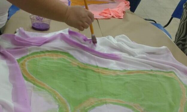 Janeiro Branco: Ilhabela desenvolve oficina de cangas artesanais para promoção da saúde mental