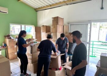 Prefeitura de Ilhabela inicia distribuição de cerca de 120 mil peças de uniformes escolares para alunos da rede municipal
