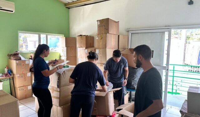 Prefeitura de Ilhabela inicia distribuição de cerca de 120 mil peças de uniformes escolares para alunos da rede municipal