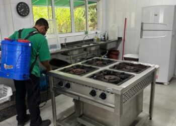 Unidades escolares de Ilhabela passam por controle de pragas durante período de férias