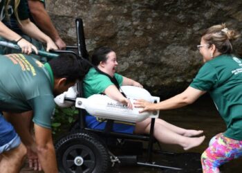 Verão Acessível: Ilhabela tem seis praias e uma cachoeira com cadeiras anfíbias para pessoas com mobilidade reduzida