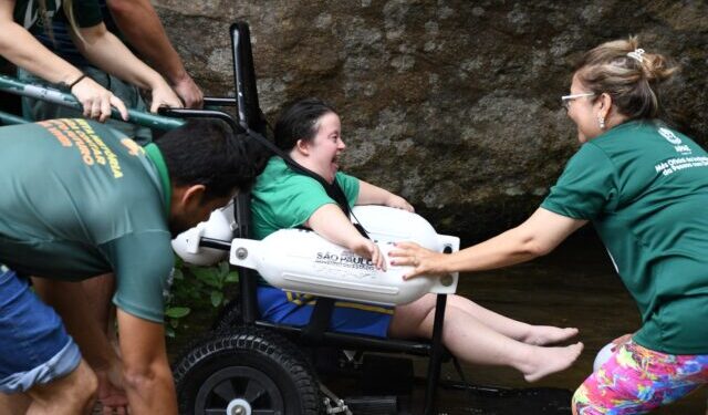 Verão Acessível: Ilhabela tem seis praias e uma cachoeira com cadeiras anfíbias para pessoas com mobilidade reduzida
