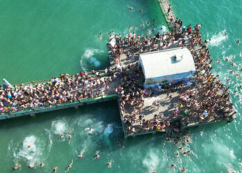 Banho da Dorotéia arrasta foliões e é destaque da segunda onda do CarnaIlha em Dobro 2026