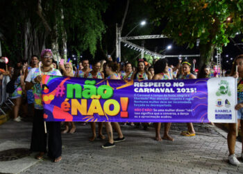 Bloco da Camisinha leva mensagem de prevenção e enfrentamento à violência contra a mulher na abertura do CarnaIlha 2026