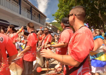 CarnaIlha em Dobro entra na segunda semana e leva folia para bairros e praias de Ilhabela a partir deste sábado (14)