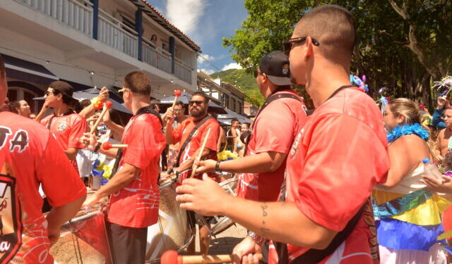 CarnaIlha em Dobro entra na segunda semana e leva folia para bairros e praias de Ilhabela a partir deste sábado (14)