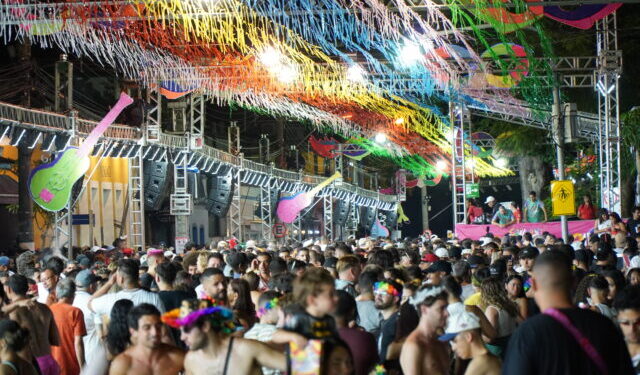 Ilhabela alerta para proibição de bebidas em recipientes de vidro e spray de espuma durante o CarnaIlha 2026