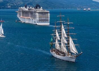 Ilhabela tem encontro histórico entre Cisne Branco e veleiro Fraternidade