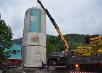 Prefeitura de Ilhabela realiza ligação de reservatórios e interdita via no Bexiga