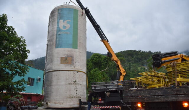 Prefeitura de Ilhabela realiza ligação de reservatórios e interdita via no Bexiga