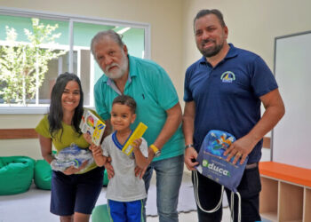 Prefeito Toninho Colucci inicia volta às aulas em Ilhabela com entrega de uniformes, livros e kits escolares