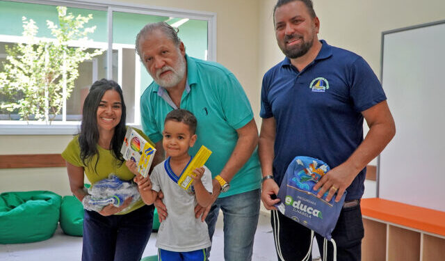 Prefeito Toninho Colucci inicia volta às aulas em Ilhabela com entrega de uniformes, livros e kits escolares