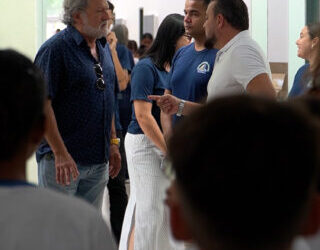 Prefeito Toninho Colucci recepciona alunos no primeiro dia de aula da rede municipal de Ilhabela