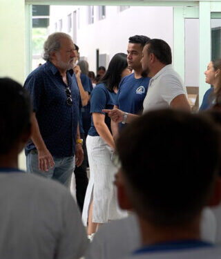 Prefeito Toninho Colucci recepciona alunos no primeiro dia de aula da rede municipal de Ilhabela