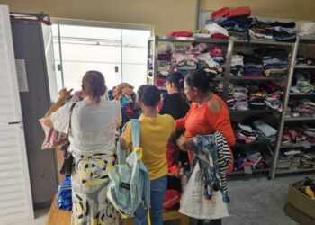 Varal Solidário atende 111 famílias e distribui mais de mil itens em Ilhabela