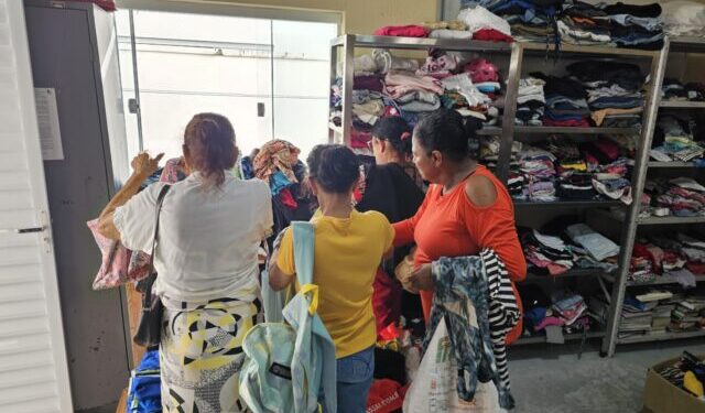 Varal Solidário atende 111 famílias e distribui mais de mil itens em Ilhabela