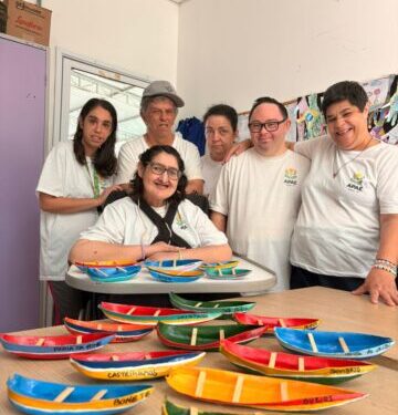 Projeto “Alma Caiçara” leva atendidos da APAE de Ilhabela a transformar sementes em canoas cheias de significado