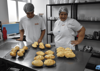 Alunos do curso de “Fabricação de Pães Especiais” da IETEC preparam primeiras fornadas