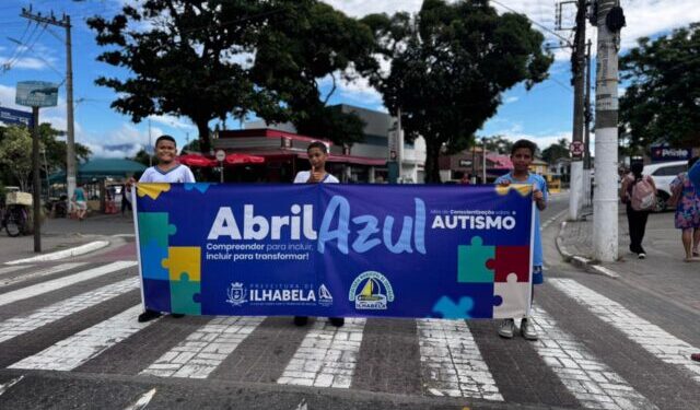 Alunos e educadores de Ilhabela promovem ação da Semana Municipal de Conscientização do Autismo no Perequê