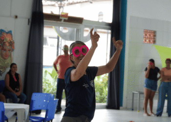 Baile “Sorrisos e Alegria” reúne idosos em tarde de música e convivência na Praia Grande