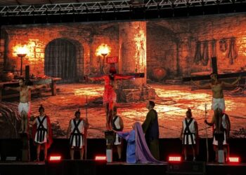 Encenação da Paixão de Cristo reúne público em momentos de fé e emoção em Ilhabela