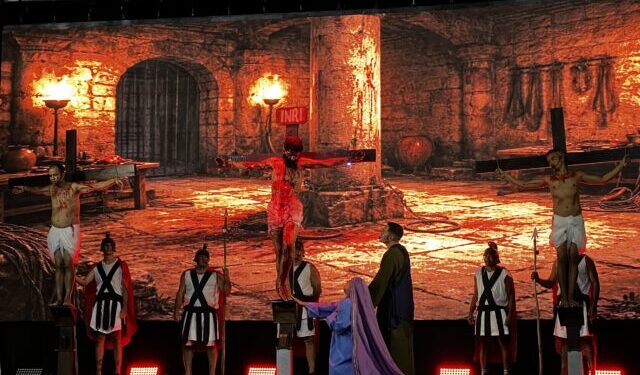 Encenação da Paixão de Cristo reúne público em momentos de fé e emoção em Ilhabela