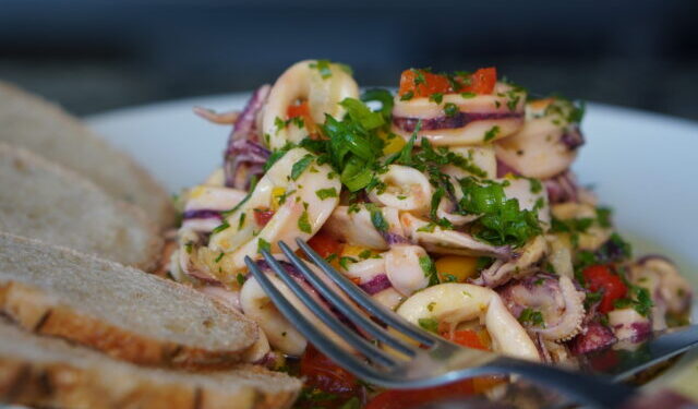 Festival da Lula segue no Mercado do Peixe neste fim de semana com gastronomia caiçara e música ao vivo