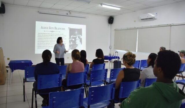 Palestra e oficina “Mulheres na Animação” reúne participantes na Biblioteca Municipal e destaca protagonismo feminino no audiovisual