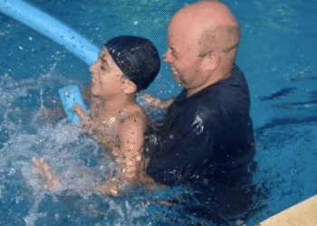 Peixinho Azul: projeto de natação para crianças autistas de Ilhabela é finalista em mostra nacional