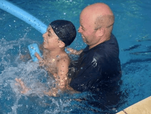 Peixinho Azul: projeto de natação para crianças autistas de Ilhabela é finalista em mostra nacional