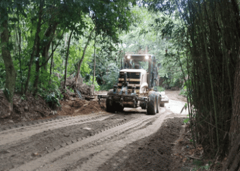 Prefeitura de Ilhabela realiza manutenção na Estrada da Cocaia
