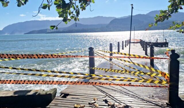 Ressaca no mar provoca interdição preventiva do Píer do Portinho em Ilhabela